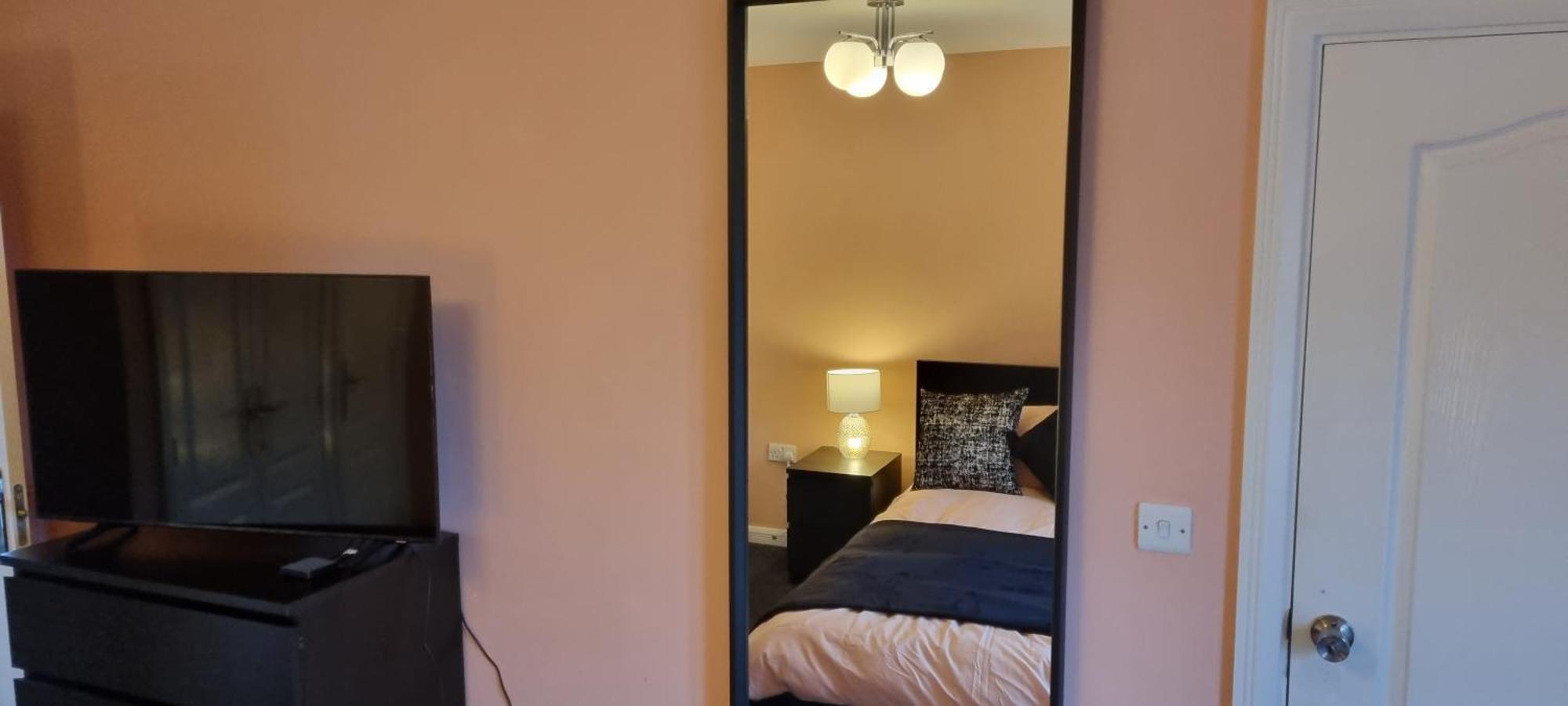 Swindon 6 Deluxe Doubles 2 With En Suite In Large House - No Pets Exterior photo